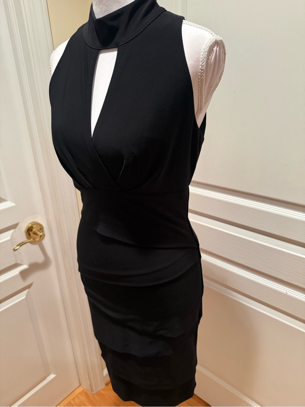 WHBM instantly Slimming Black Sleeveless Mini Dress with Keyhole Neck, Zipper - Picture 7 of 14